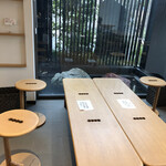 羽二重団子 - 店内の団子柄の椅子とテーブル