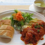 リュミエール - 鶏もも肉と伊豆沼レンコンのトマト煮込み（日替わり）880円
