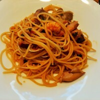 ル・ビストロ クー ドポール - 貝や海老、魚など具の種類が豊富♪ほんのりガーリックがピリ辛なトマトソースが合う！