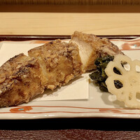 古今 本店 - 日替り膳　この日は真鱈の唐揚げ
                    花レンコンの甘酢漬けと、蕗の葉の煮物を添えています。