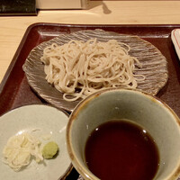 古今 本店 - 長野県茅野市で手打ちにされた蕎麦を、冷蔵便で翌日に到達した物をお店で茹でるそうですが、これが美味しいのです♪
                    香りも良くコシもあります。
                    蕎麦つゆも出汁の風味も良く良い塩梅。