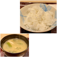 古今 本店 - ご飯は長野県産のコシヒカリ、粘りがあり艶々として甘みもあります。
                    味噌汁はしめじとワカメ、こちらもカウンター前で出来立てで熱々です。