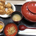 Oyakodon Hotsukoriya - 比内地鶏の親子丼　1200円税抜
                        唐揚げ5ケ　　420円
                        丼には小鉢、味噌汁、漬物付き