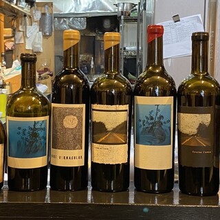 どんなワインもショットで提供例えば「シネクアノン」