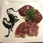 じどりや 穏座 - [上]雄レバー,[下左]雌心臓,[下右]雄心臓のゴマ油和え