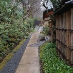 Hoshi Noya Kyouto - 宿泊棟の前の道 ここを進むと 奥の庭へ