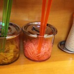 盛多や - カウンター上  このハリハリ漬け？が  丸幸の系譜