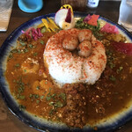スパイスカレー クミン - ☆あいがけcurryフルーティー牛豚キーマ添え(島根和牛たっぷりすじ肉curry、プラウンマサラシュリンプcurry) 1280円
☆燻製たまご　100円