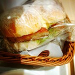 カフェデンマルク - 海老カツサンドのアップ。