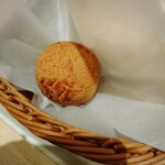 カフェデンマルク - まんまるチーズケーキのアップ。