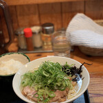 中華蕎麦 春馬 - 朝ラー(塩スープ)700円に九条ねぎTP100円あとご飯半分