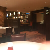 ウルフギャング・ステーキハウス 丸の内店 - 席からの眺め。バーが見えますね。