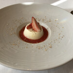 レストランMINAMI - ココナッツと苺のプリン、カルダモン