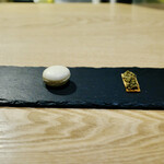 Il Lato - ホワイトアスパラガスのマカロンと蕗の薹が乗ったクッキー。