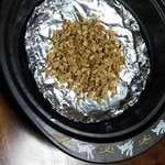 エレナ 大野店 - 桜の木のチップを入れて火にかけます