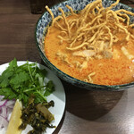 タイジンジャー - 具沢山のカオソーイ　揚麺が面白い!!