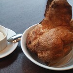 トラットリア グランボッカ - ポップオーバー(シュー皮)と塩バター