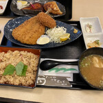 とっと めしや - 2021年3月。おすすめのホッキ貝炊き込みご飯とアジフライ定食1000円。＋100円であら汁に。カニクリームコロッケ追加。