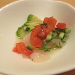 SOTO - セヴィチェ:ホタテ(北海道産)、ライム&レモン汁、粗塩、塩コショウ、キュウリ、トマト、アボガド、パクチー