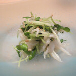 SOTO - クラムサラダ:バイ貝(新湊産)、貝われ大根、胡麻油、生姜、カイエンペッパー、ガーリックパウダー