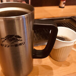 Yakiniku Tendou - ランチセットの烏龍茶と無料のホットコーヒー。
      凄く飲みやすい珈琲。(*´꒳`*)