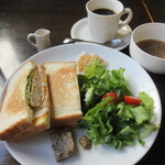 三日月 - 鶏つくねと新玉ねぎのホットサンド　850円