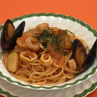 请享用本店精选的海鲜鱼贝鸡米饭和丰富多彩的意大利面。