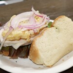 トリワイン ＰＩＫＯＳＨＨＨＵ - 自家製フォカッチャのパニーノ