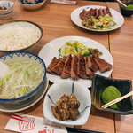 牛たん炭焼 利久 - 牛タン定食(4枚8切れ)2010円税別
