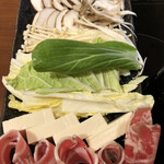  きのこ鍋＆きのこ料理専門店 何鮮菇 - 肉野菜きのこ盛り合わせ