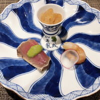 series - クラゲ、鰹、海老。
                      3月が初鰹の旬、9月が戻り鰹の旬ですね。
                      藁で燻製する鰹はイタリアンっぽい感じもしますね。