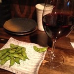 ブロシェット ボン ボン シン - お通しとグラスワイン　ローヌのピノ・ノワール　ブルゴーニュのピノと比較すると弱々しいと言うしかない・・・でも焼き鳥にはこれぐらいでいいかも？