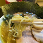 家系ラーメン ジェット家 - 麺は酒井製麺ですが不揃いの太さでした