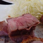 ローストポークわん - 低温で調理されたレアなローストポークソテーは外側の焼き目が香ばしく、中はレア感を保っており美味しい！