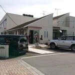 ローストポークわん - 外観　駐車場は満車状態！（縦、横、斜めのレイアウトで８台が限界か？）