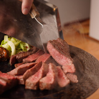 お肉よって焼き方を変える黒毛和牛赤身肉のステーキ