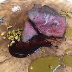 リストランティーノ ルベロ - 飛騨経産牛　フランボワーズ　ピスタチオ