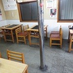 石川うどん店 - 年期がはいったテーブル