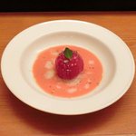 旨香 - 和牛炭火焼ランチコース 1000円 冷たいトマトのスープサラダ