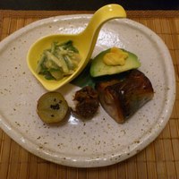 いそ田 - 前菜　右上から時計周りにアボガド黄身酢倉掛け,秋刀魚柚香焼，和牛小袖寿司