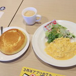 ガスト - スクランブルエッグセット、プラス100円でパンケーキに。