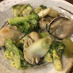 和田屋 - 牡蠣とブロッコリーのガリバタ炒め