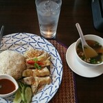 タイレストラン 沌 - お水がなみなみと。辛い料理に心遣いが嬉しいです
