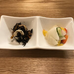 とんかつ成蔵 - 前菜のひじきの煮物と大根のピクルス