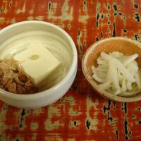 魚めし 竹亭 - 突き出し にがり豆腐 大根の漬物