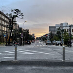 焼肉かまくら本店 - 店舗前、若宮大路から由比ヶ浜(海)方向 夕暮れの風景