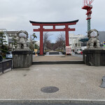 焼肉かまくら本店 - 店舗前、若宮大路から鶴岡八幡宮方向の風景 曇り空