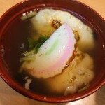 力餅 - すましぞうに180円✨やわらかい焼き餅にかまぼこ、三つ葉が入っています♫