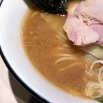 地鶏豚骨らーめん ひなわ - 鶏感も感じるバランスのいいスープ。