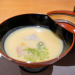 日本料理と日本酒 惠史 - 白味噌のお椀、 海老芋、 金時人参、 蓬餅